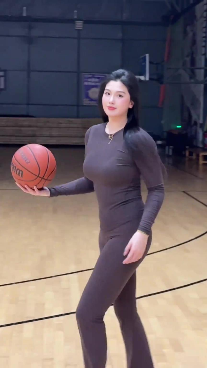 低配版卡戴珊！野球場肘姐這身材，懂的吧友都懂！