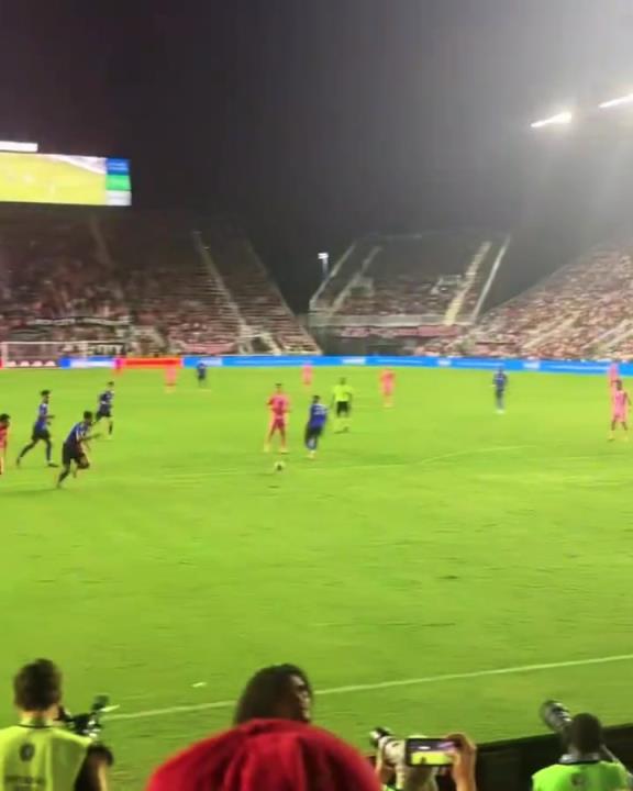 梅老板為了給蘇亞雷斯送個助攻，也是拼了啊