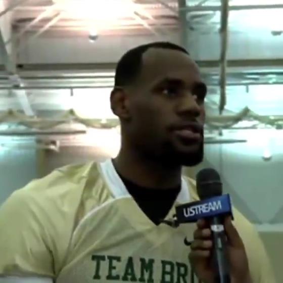 哥兩個還會這個啊？11年NBA停擺期間老詹和阿杜組隊玩橄欖球