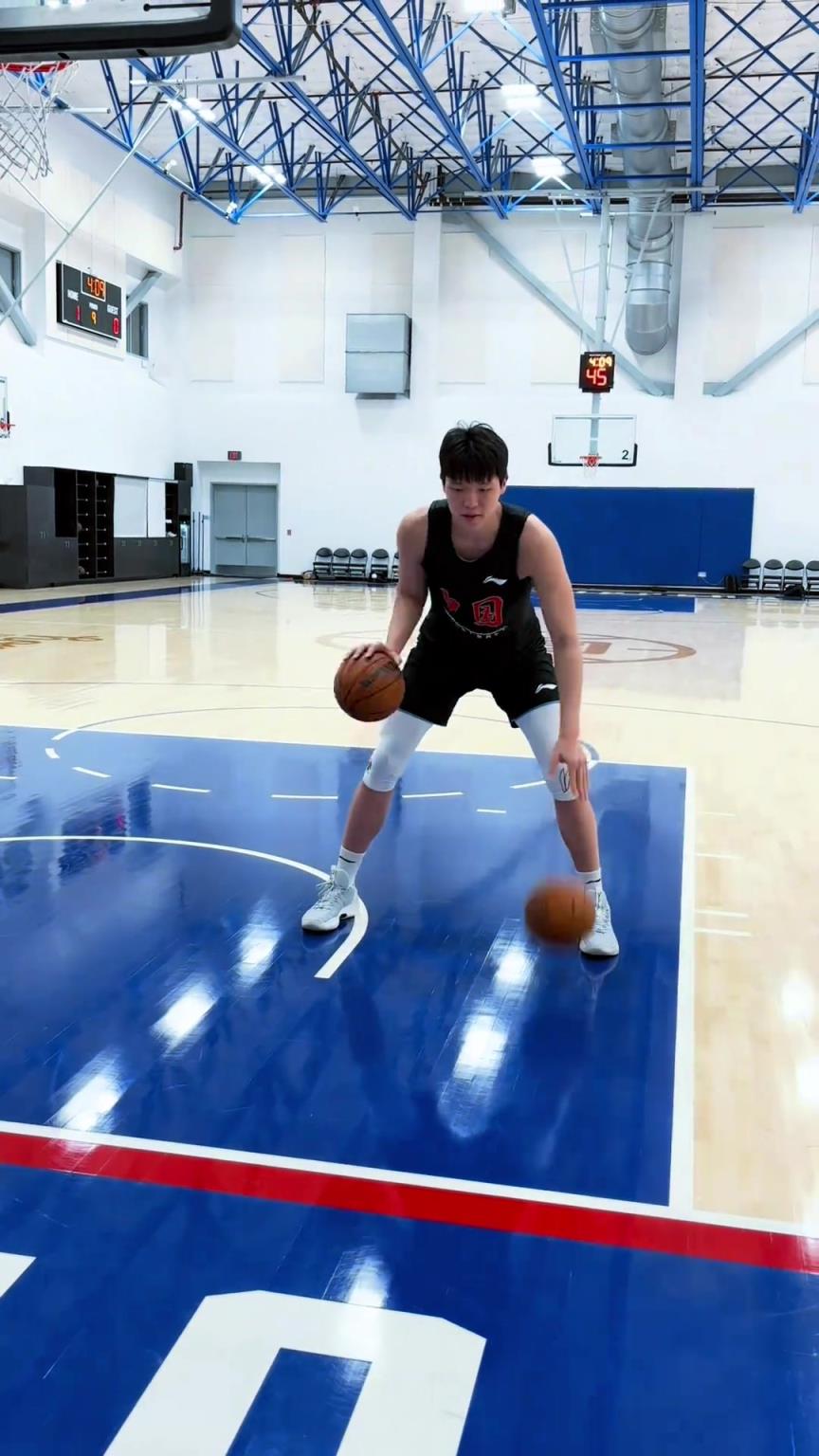 楊瀚森今日份訓練！這個左右手運球協調性真不錯