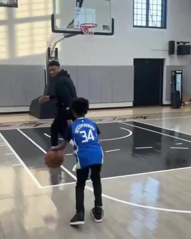 交易價值急劇下降！字母哥和小球迷單挑被當面絕殺