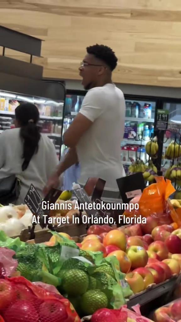 好男人?。∽帜父缭趭W蘭多度假 陪妻子一起逛超市