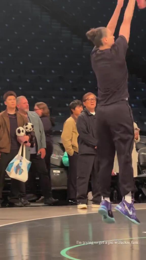 71歲成龍現(xiàn)身巴克萊中心看女籃比賽：她們投籃怎么那么準(zhǔn)?。?！