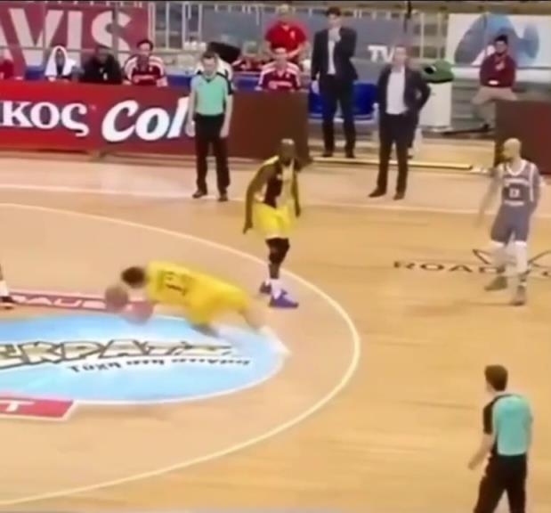 下地真快！搶斷這哥們兒多少是有點(diǎn)門(mén)將基礎(chǔ)