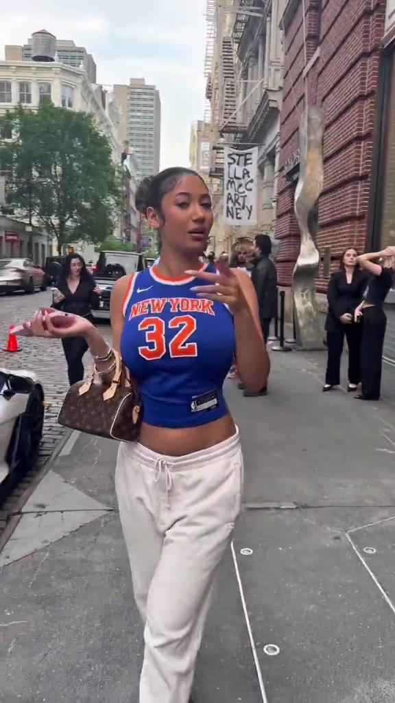 哇塞！一豐滿尼克斯女球迷身穿唐斯球衣，真是太吸引眼球了