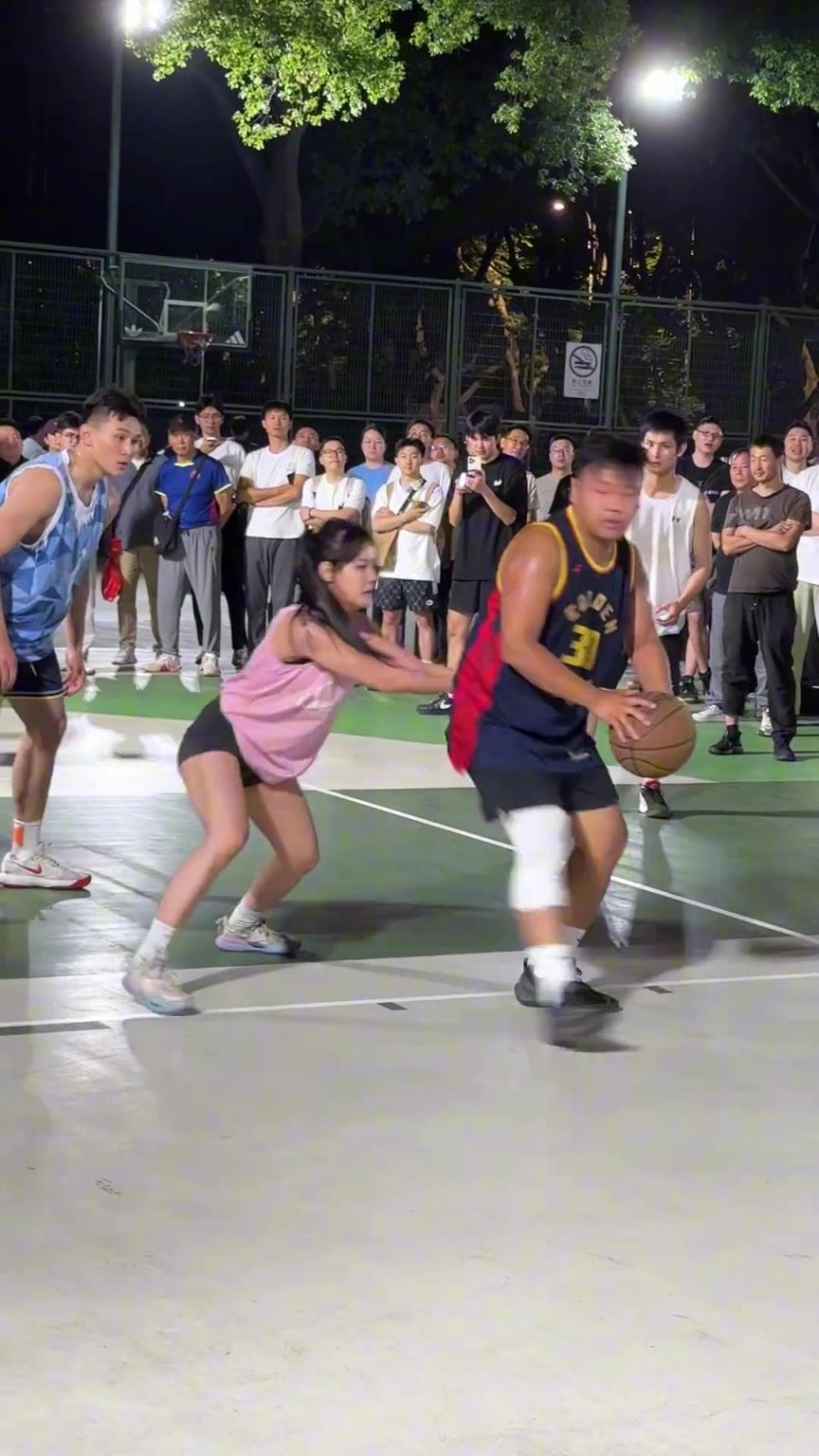 這哥們看見防自己的是女生，一個勁背打，球也不傳了